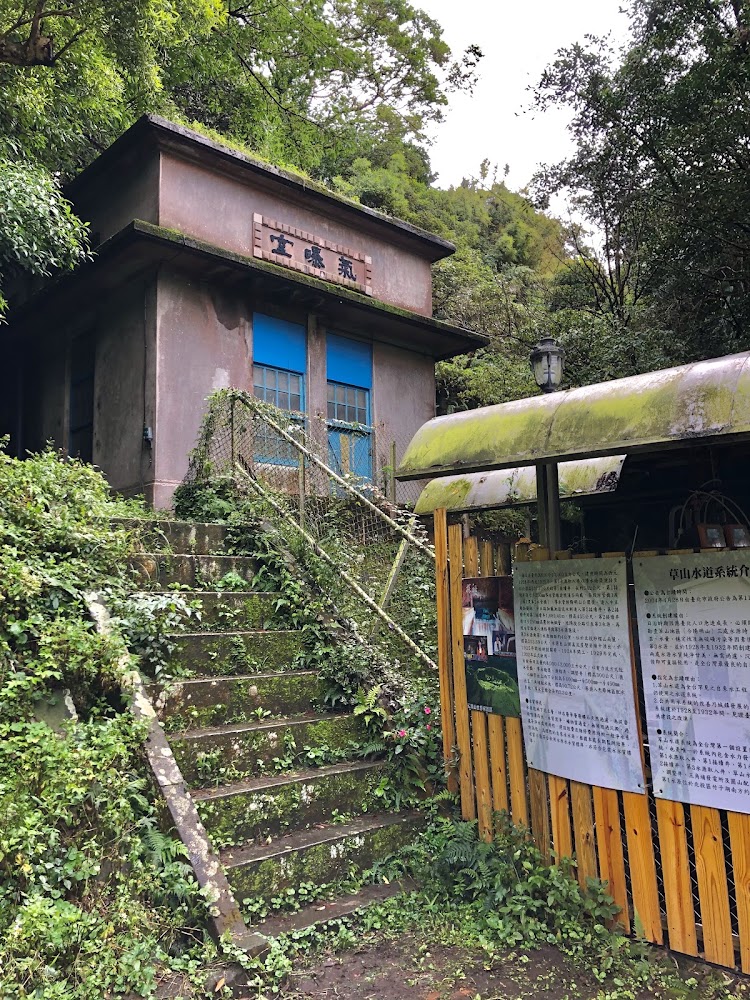 寫有氣象站招牌的建築