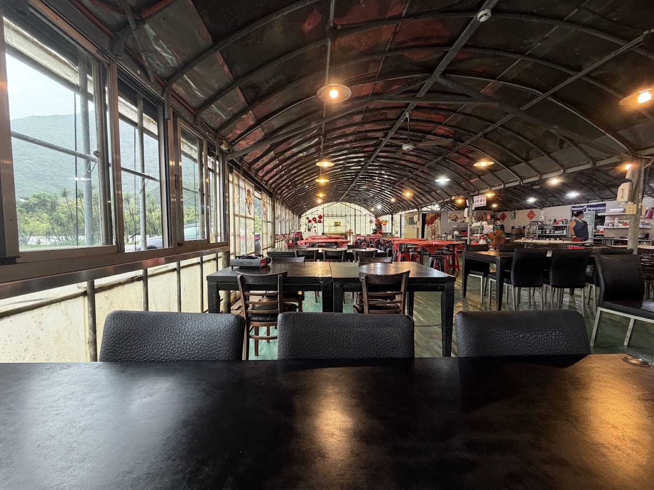 拱形鐵皮屋頂餐廳內部空間明亮寬敞