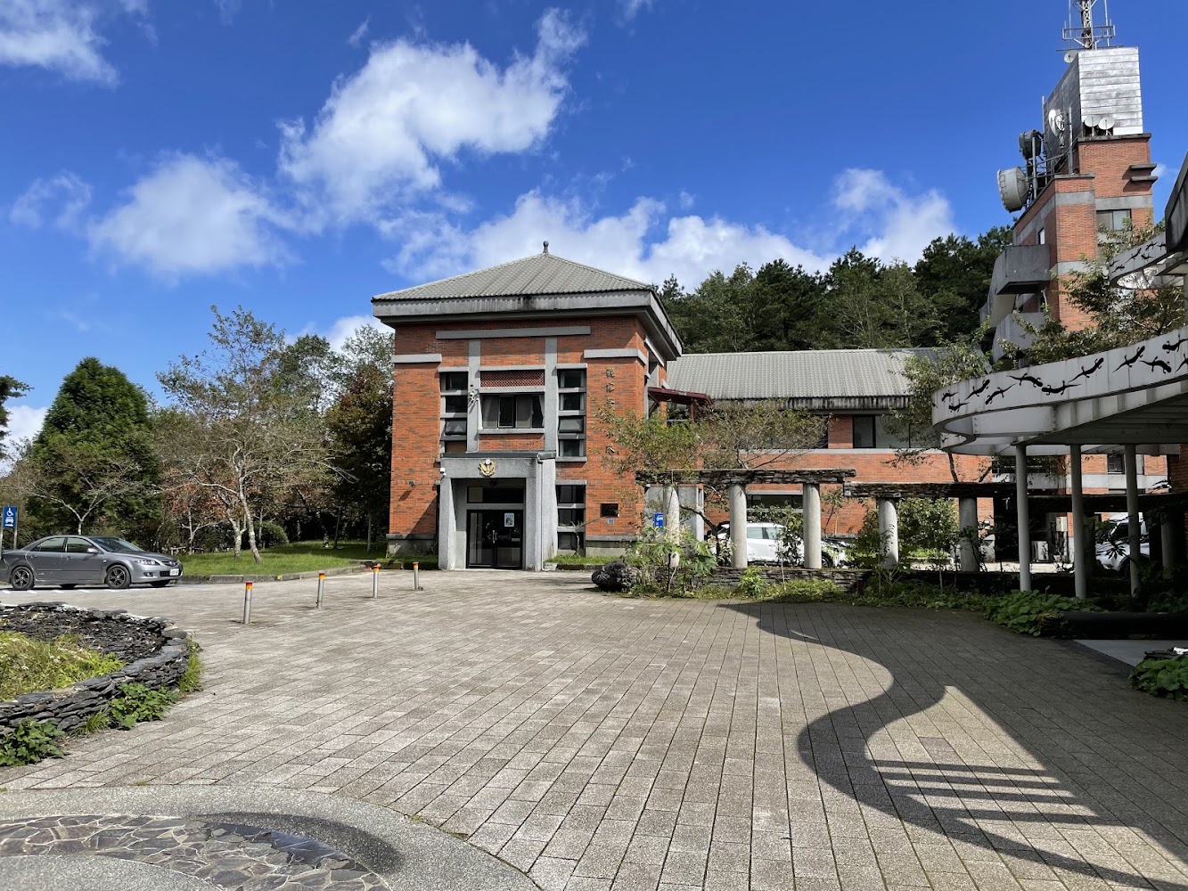 觀霧山椒魚生態中心整體建築外觀與周邊綠樹