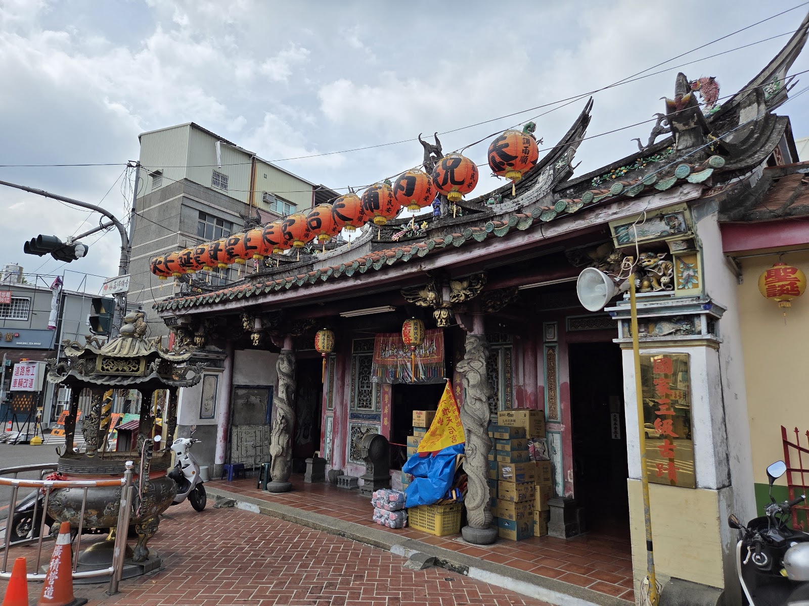 里港雙慈宮廟宇橙色燈籠,金色燈火輝煌
