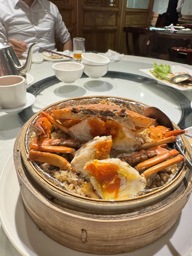 螃蟹和糯米飯為主的中式料理,放在竹製蒸籠內
