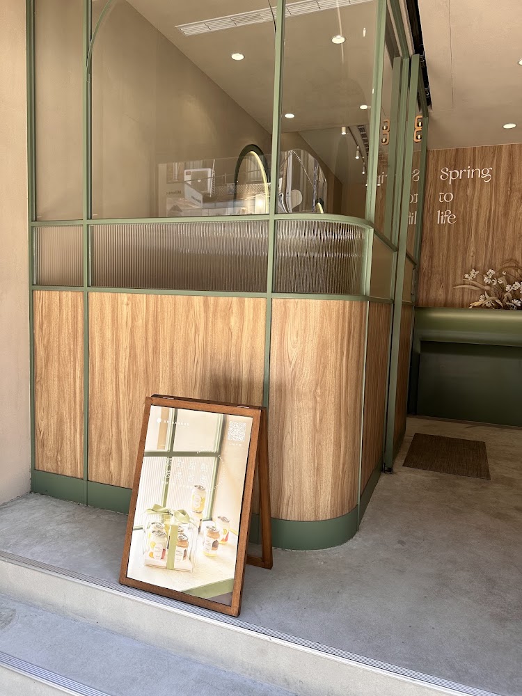 春暖Vembel店面入口與門口立牌