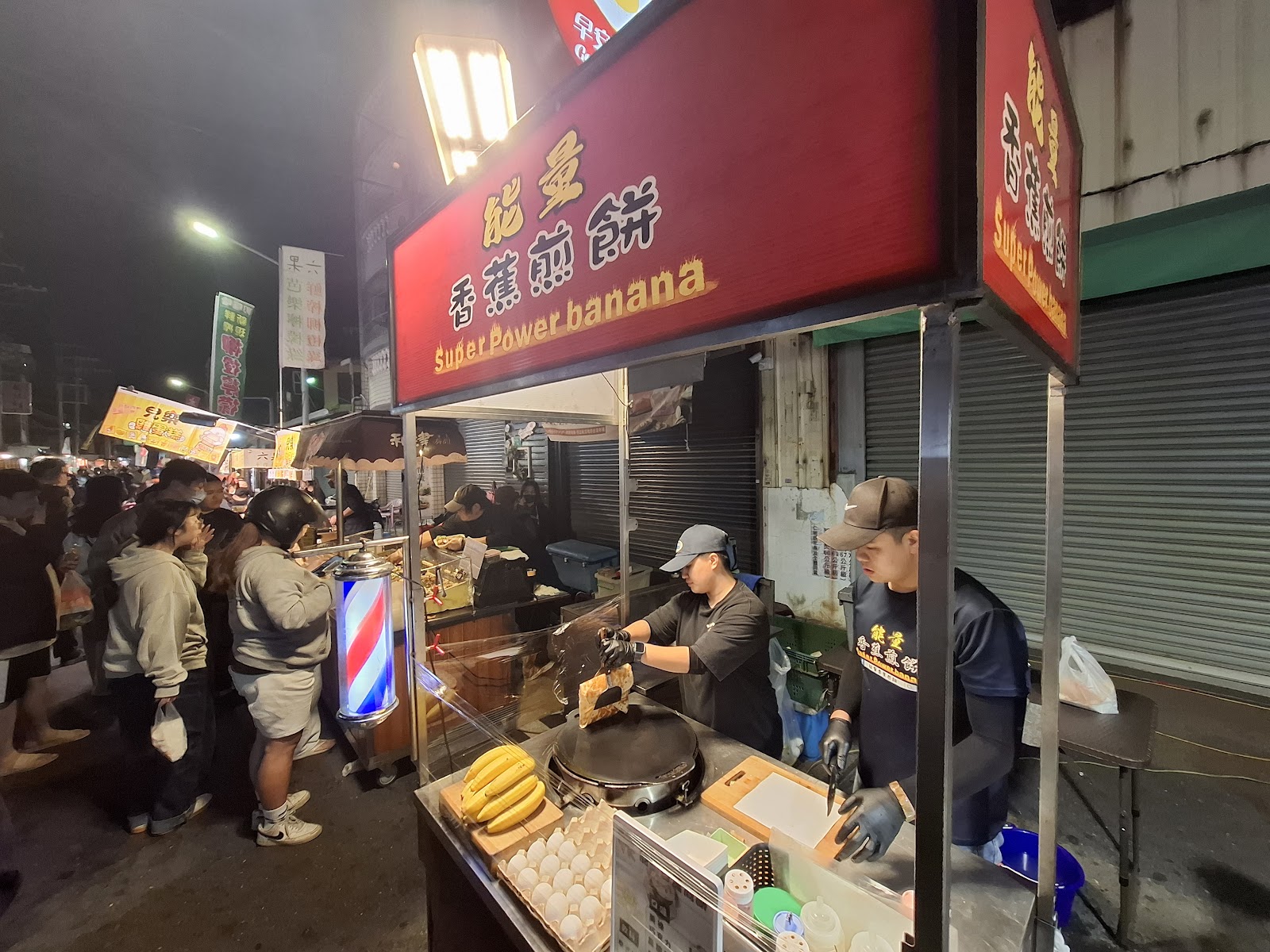 香蕉煎餅攤位排隊人潮，夜晚燈光明亮
