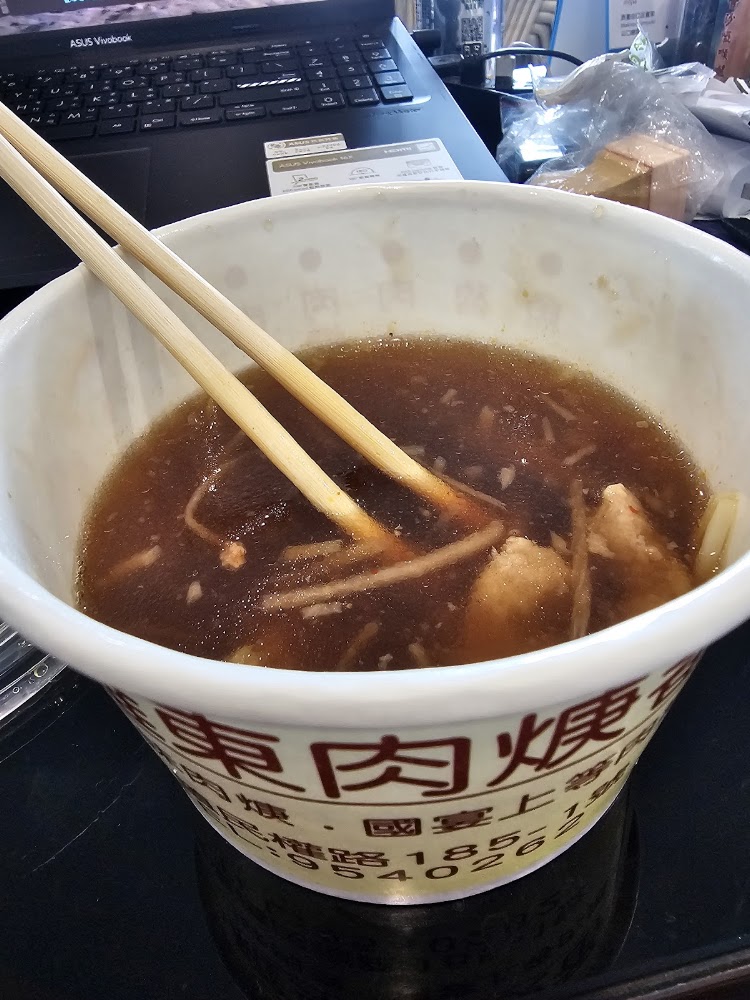 羅東肉焿番招牌與排隊人潮