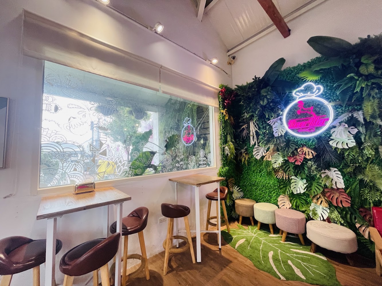 DeerHer甜點廚坊和美店植栽牆與霓虹招牌