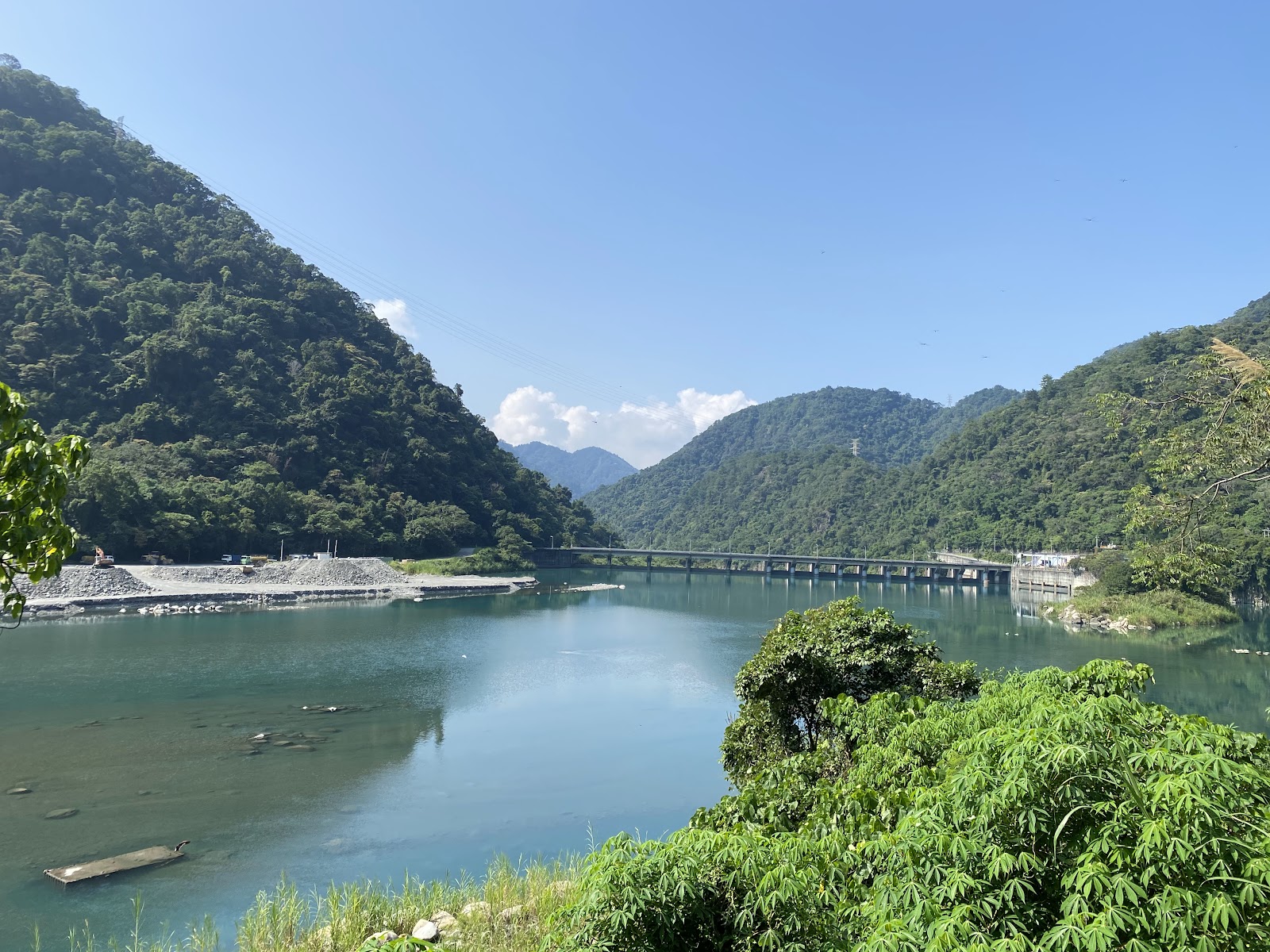 天輪白冷吊橋俯瞰大甲溪與馬鞍壩碧綠水色
