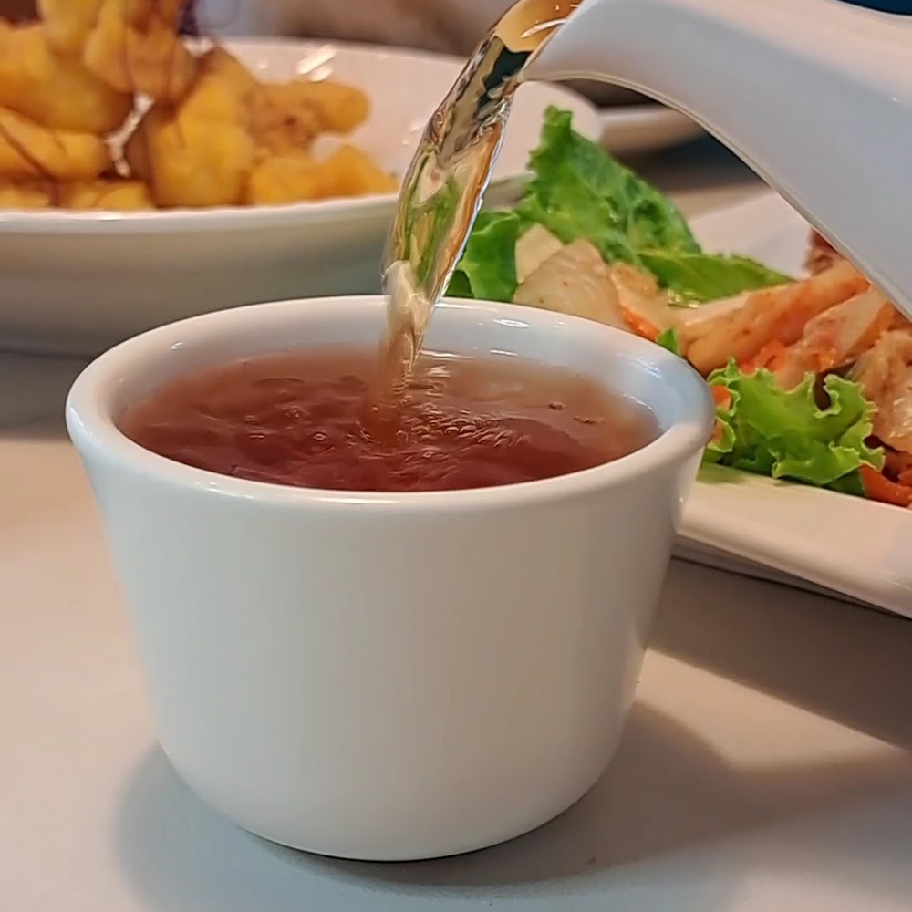 白色茶杯倒入熱茶的用餐細節
