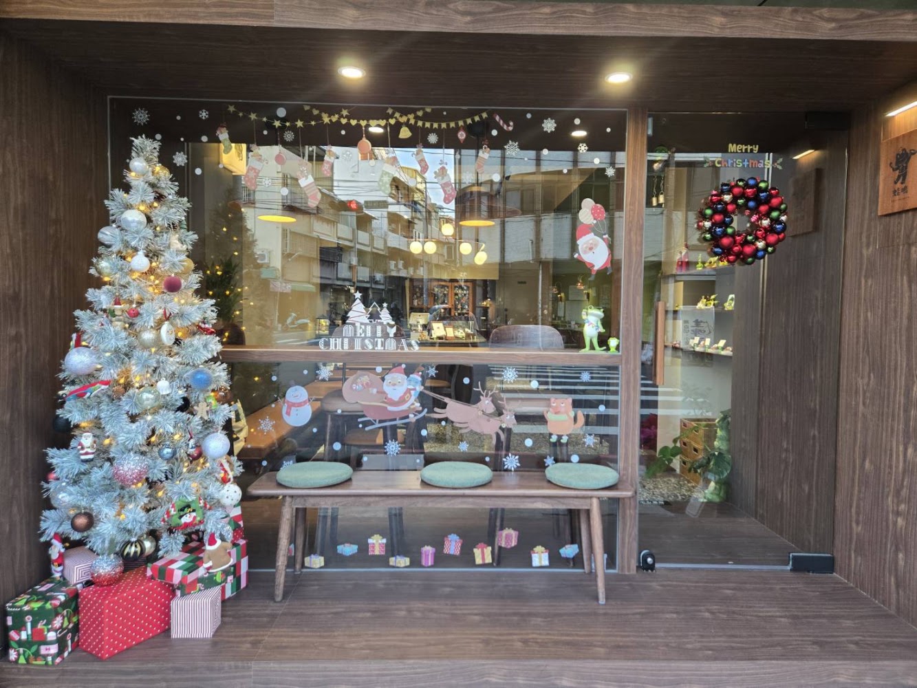 蛙鳴甜點店面以聖誕樹和彩球花圈佈置，充滿節慶氛圍