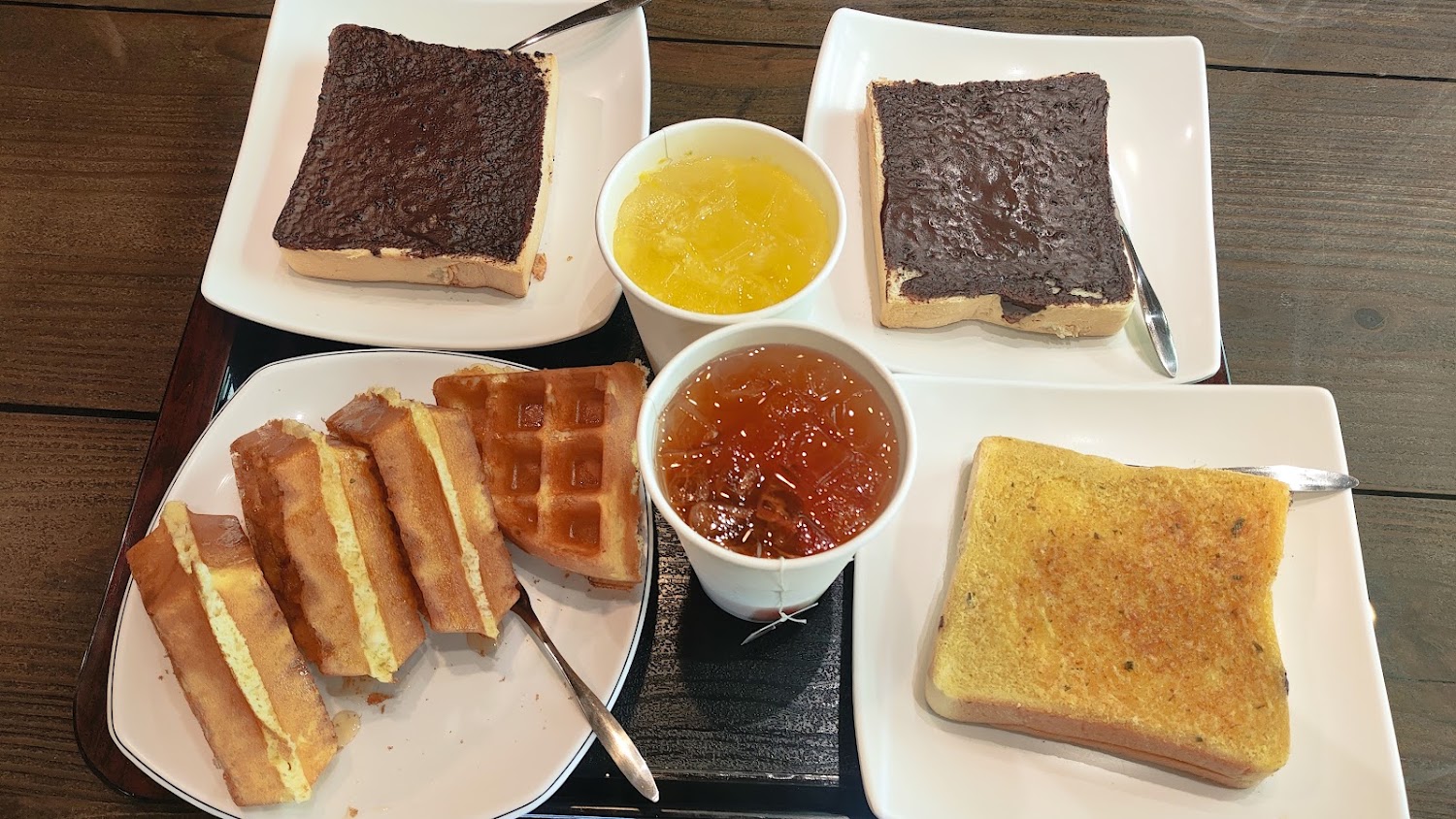 雲海咖啡館吐司鬆餅與冷飲餐點組合