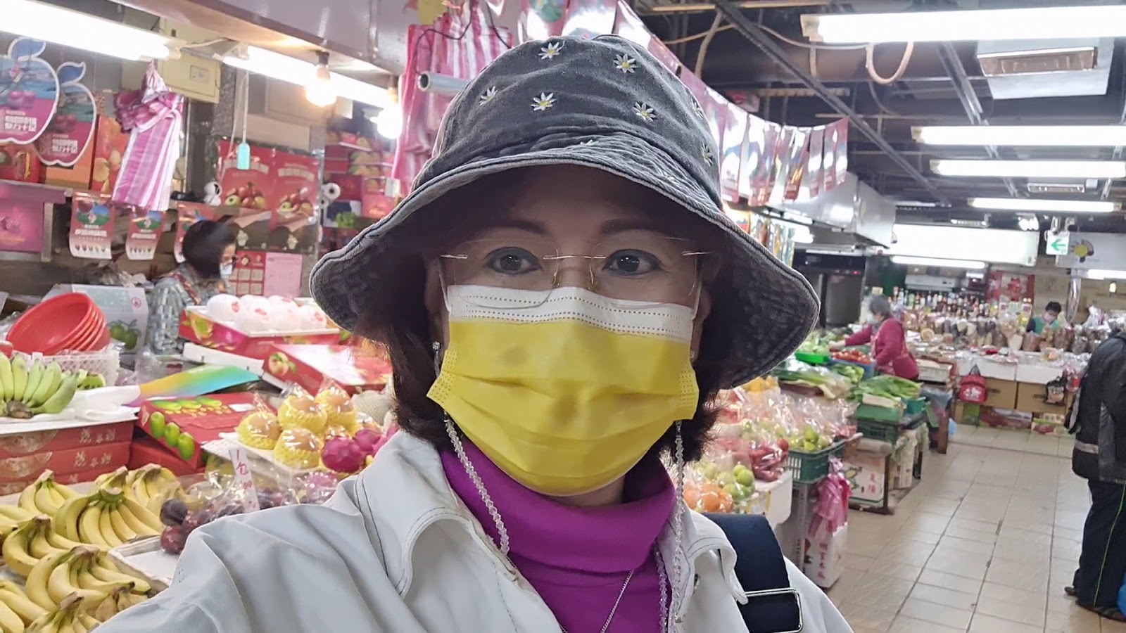 水源市場內部水果攤,擺滿香蕉、火龍果等新鮮水果