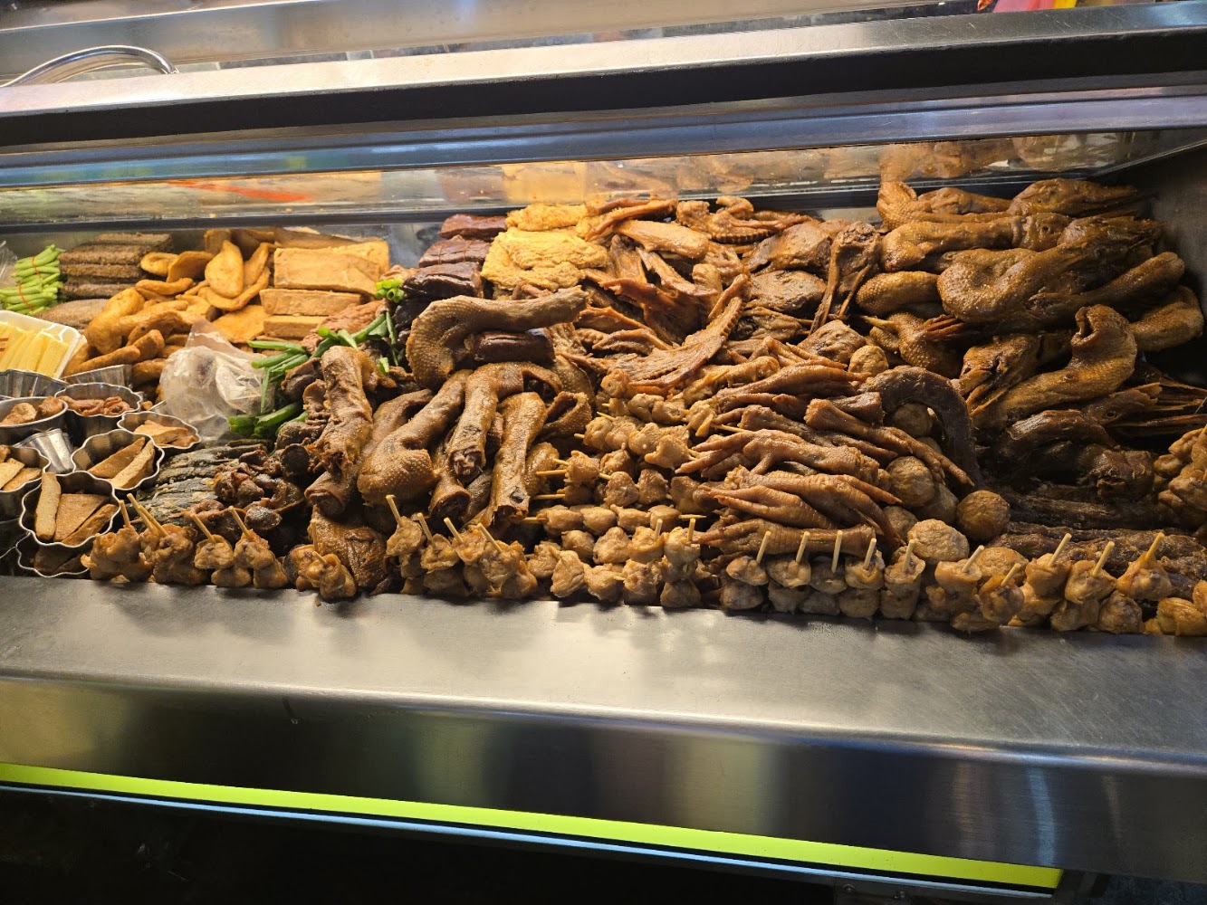 東山鴨頭滷味食材櫃