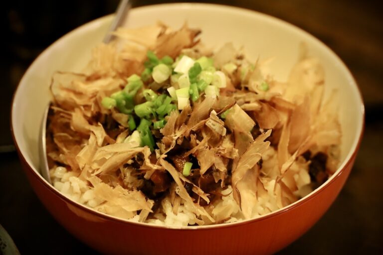 靠北叢山曉白飯與肉燥柴魚片