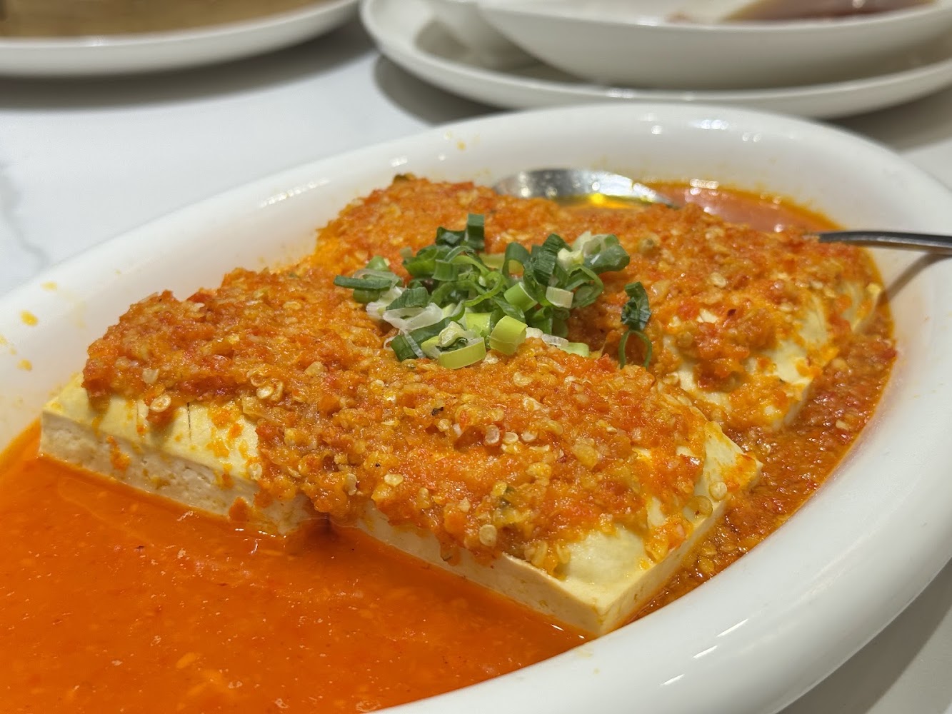 香辣豆腐料理鋪滿辣椒醬