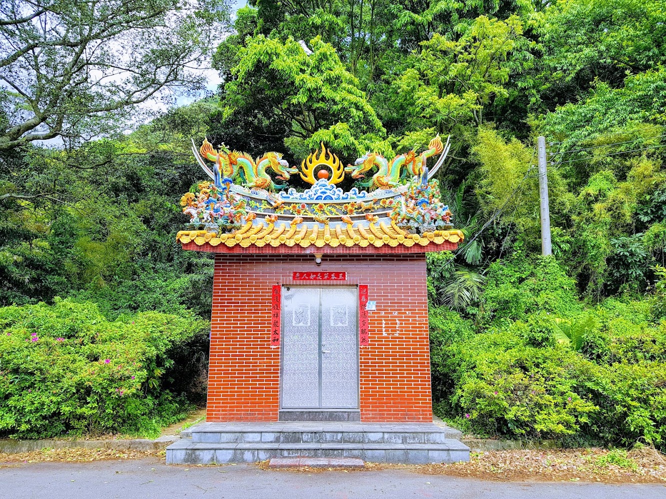 橫嶺古道紅壇登山口旁的小廟與綠林
