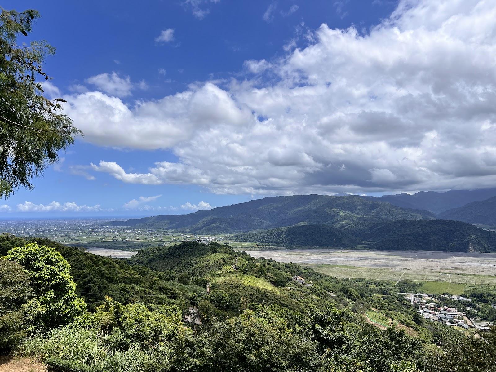 從玉蘭茶園觀景台眺望蘭陽溪谷與遠方海岸線，山巒層疊視野遼闊
