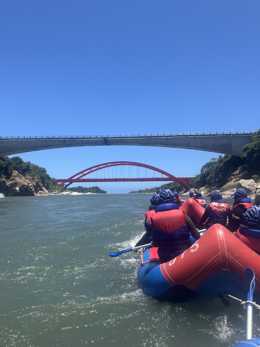從橡皮艇上遙望靜浦大橋,花蓮泛舟終點標誌