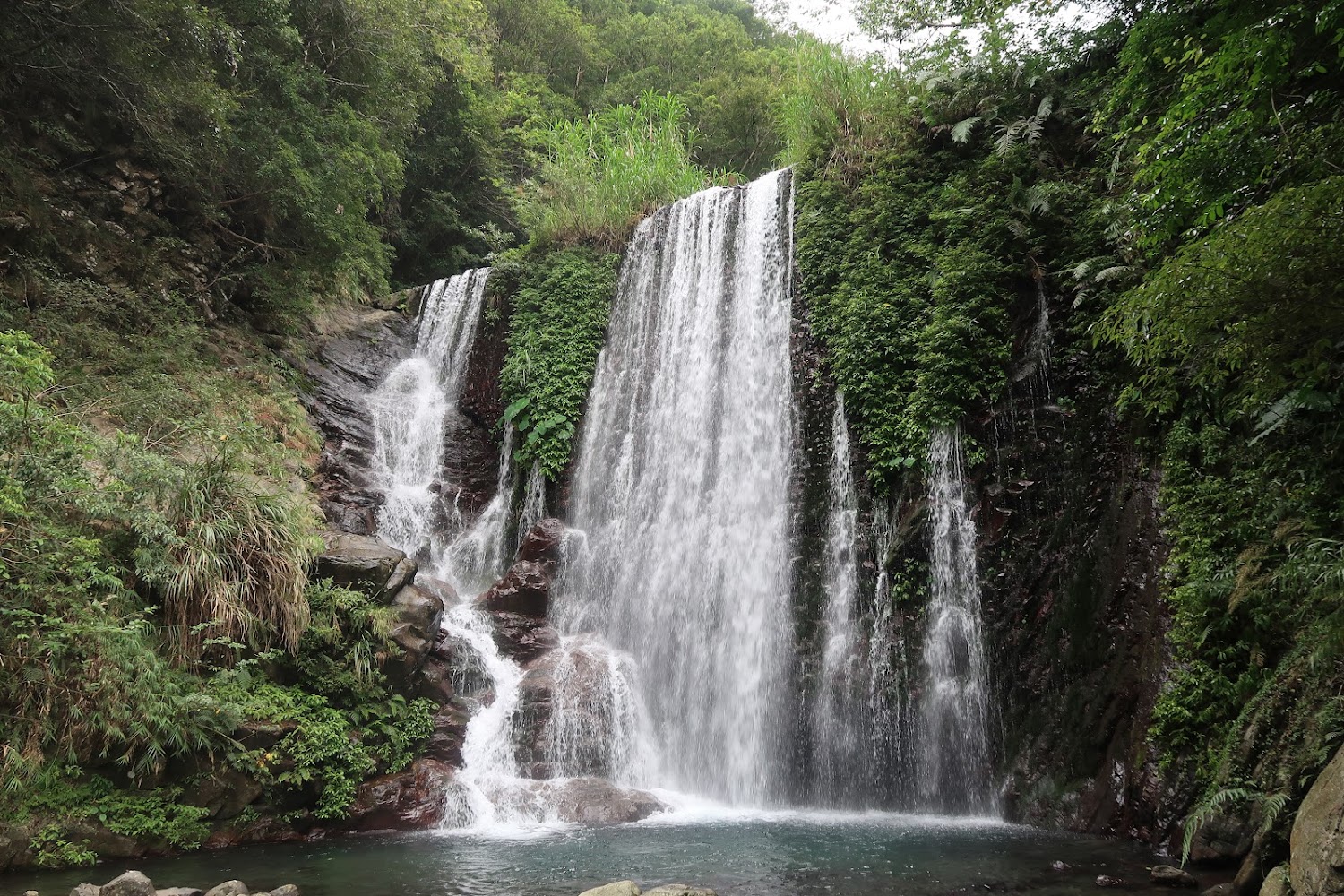 幽靈瀑布壯觀水幕與綠意山壁