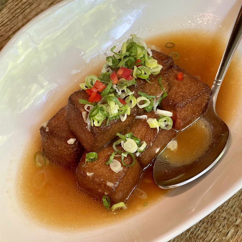 紅燒豆腐上灑蔥花與辣椒