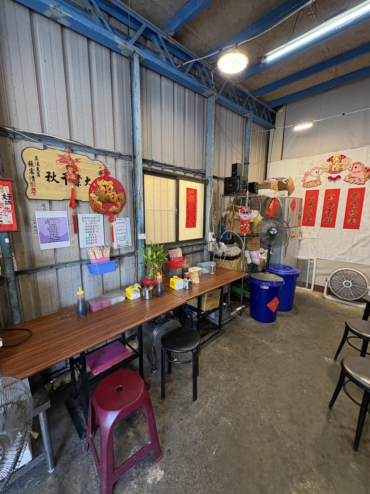 南州飯湯店內簡樸座位區
