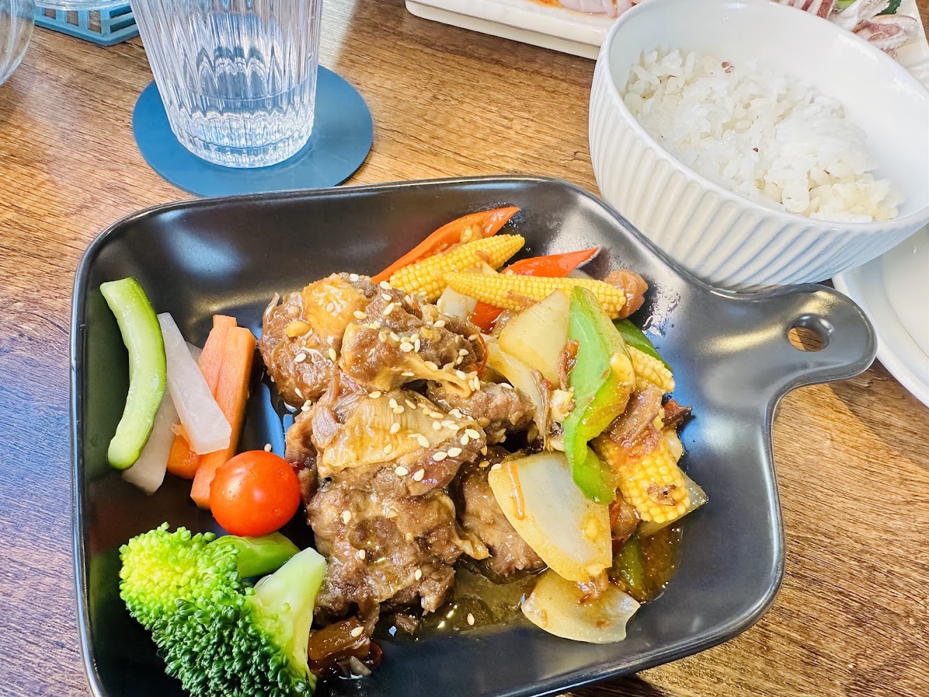 阜邸輕台菜私廚料理牛肉蔬菜餐盤