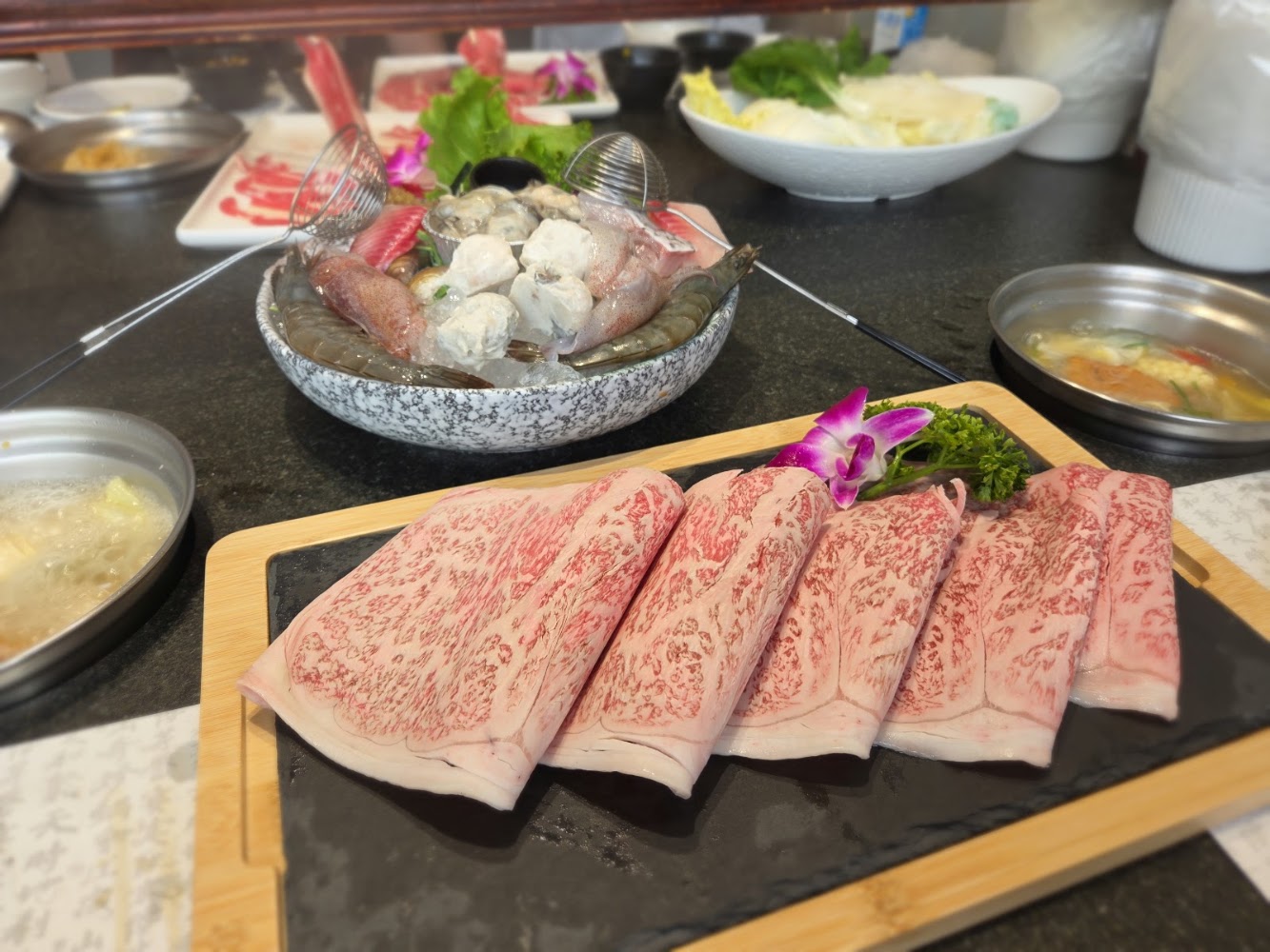 和牛肉片與海鮮拼盤同桌呈現高級火鍋料理