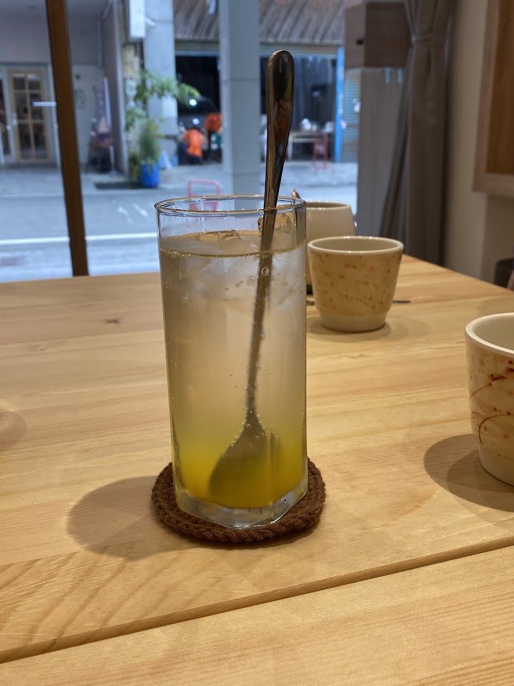 透明玻璃杯冰飲與小陶杯