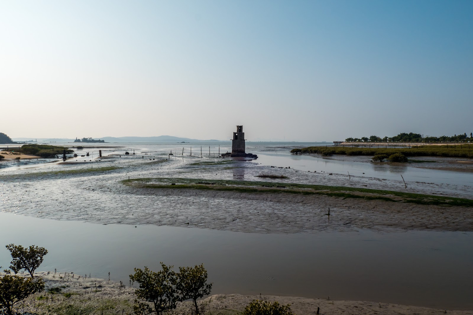 陵水湖出海口退潮景觀，沙洲與遠方瞭望塔，水面波光粼粼