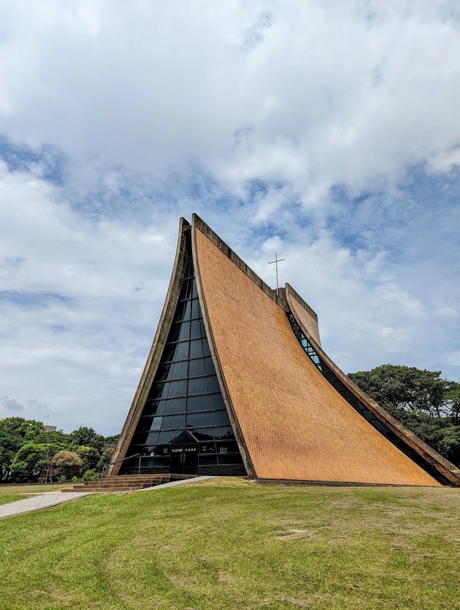 路思義教堂正面仰視，台中東海大學標誌性建築，弧形磚瓦外牆