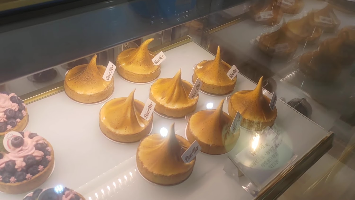 DeerHer甜點廚坊展示櫃中的特色尖峰甜點