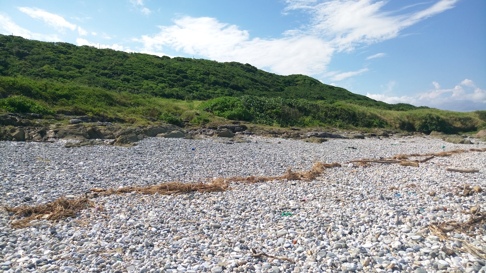 鹽寮蔚藍海岸礫石灘與山丘