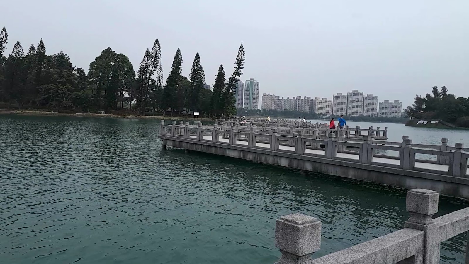澄清湖九曲橋全景遊客漫步,湖面波光粼粼南台灣旅遊景點