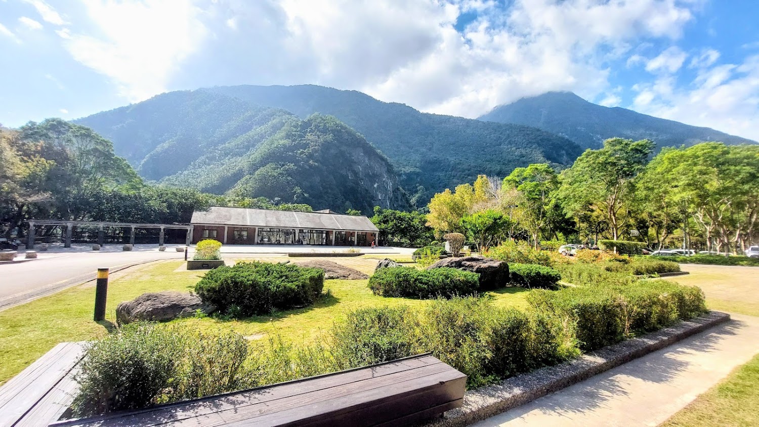 太魯閣國家公園環境教育中心草地與山景