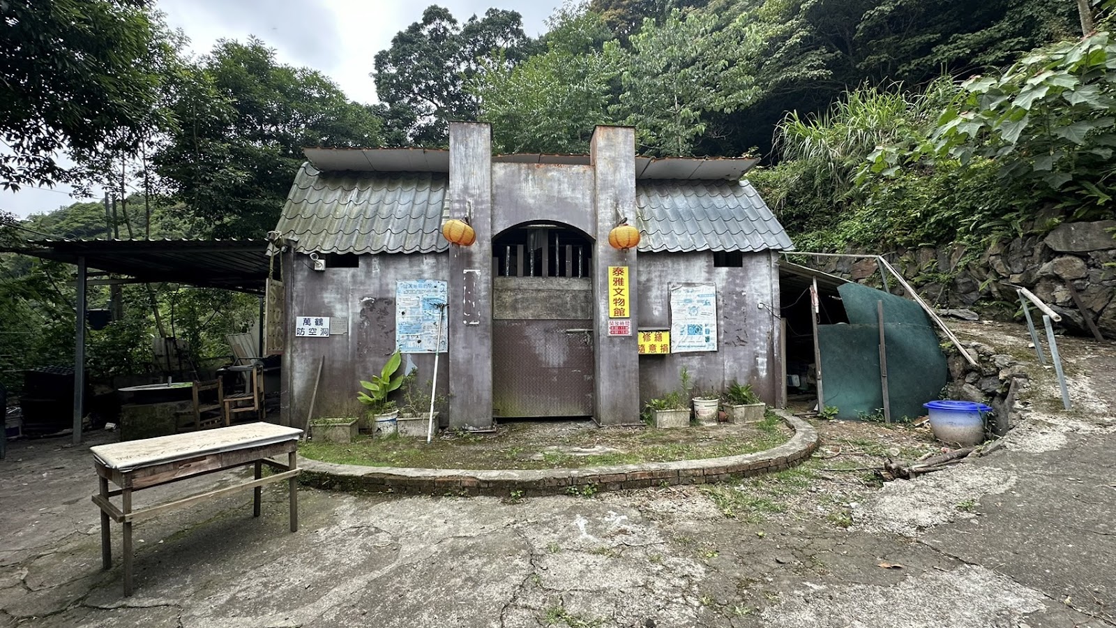 李棟山莊斑駁木造大門掛著紅燈籠