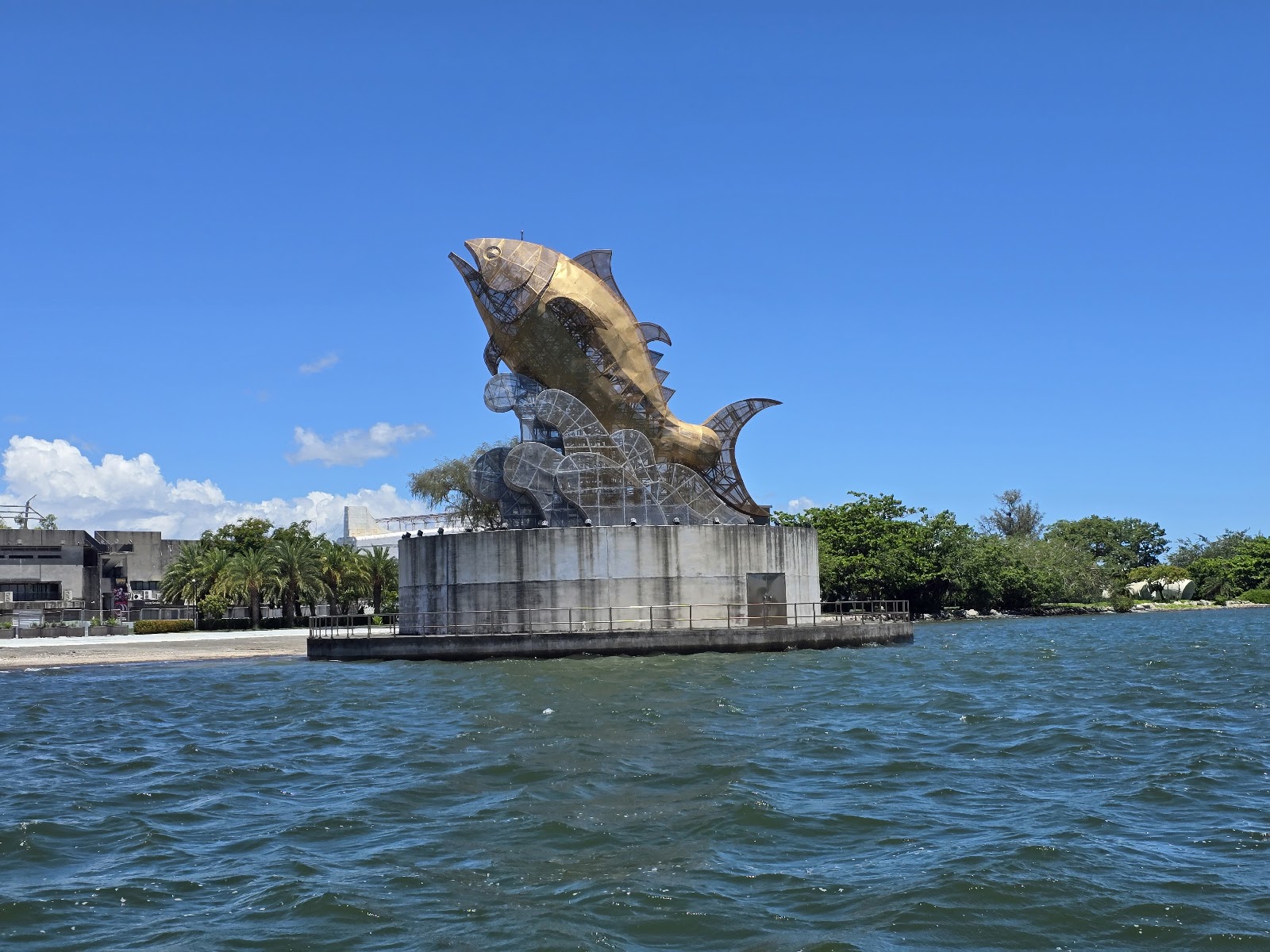 大鵬灣碼頭旁的巨型黑鮪魚雕塑,藍天碧海背景