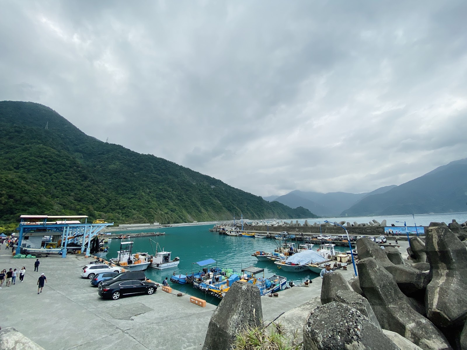 粉鳥林漁港,小漁船靜泊,連綿綠山為背景,靜謐漁村景色