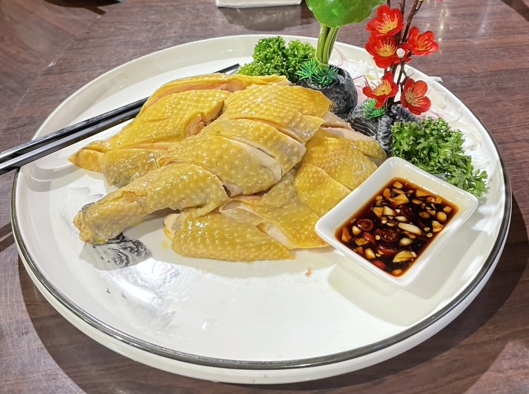 切片白斬雞搭配醬油蒜蓉辣椒沾醬