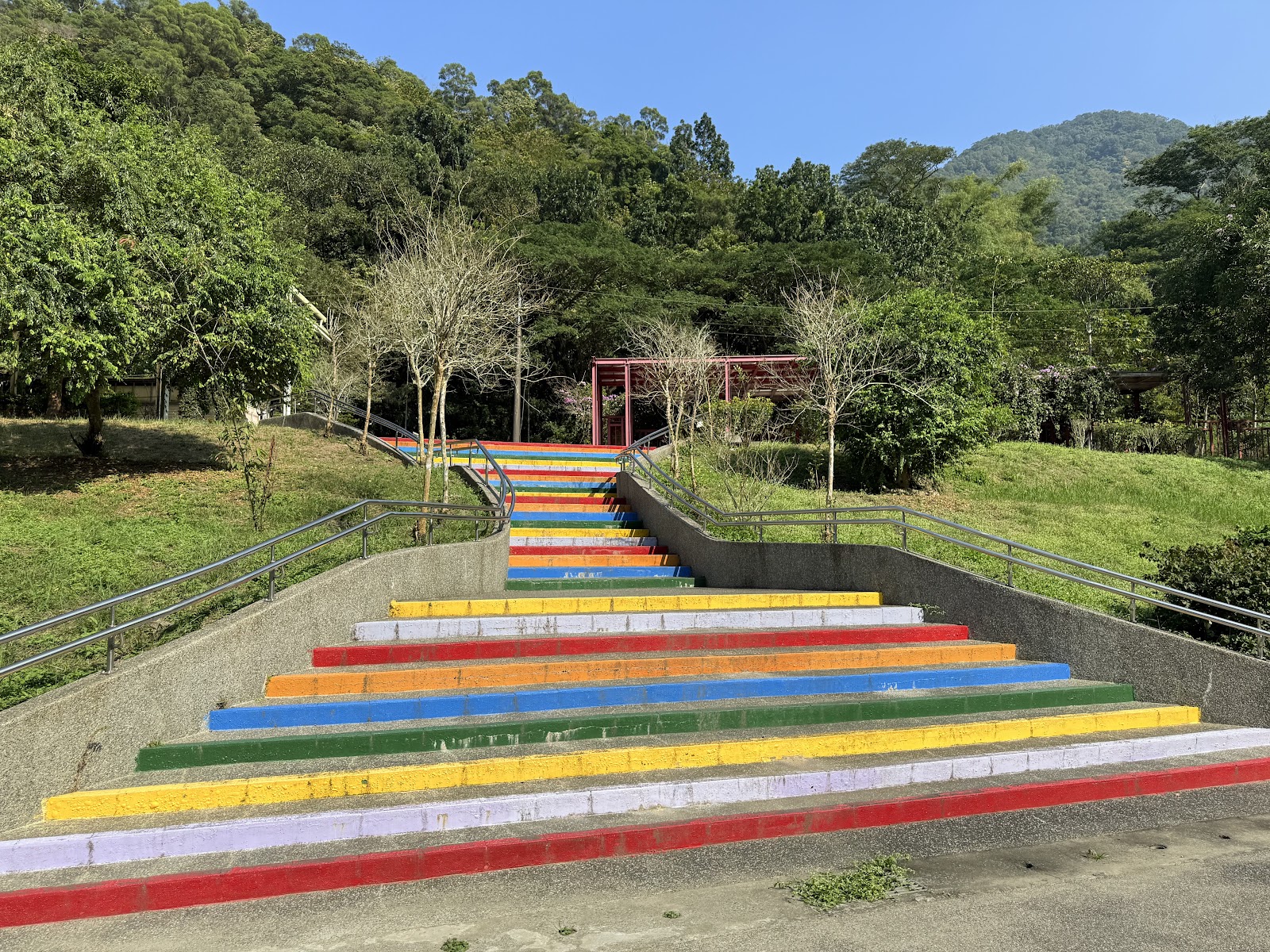 地磨兒藝術公園彩虹漸層色階梯,兩側綠地環繞