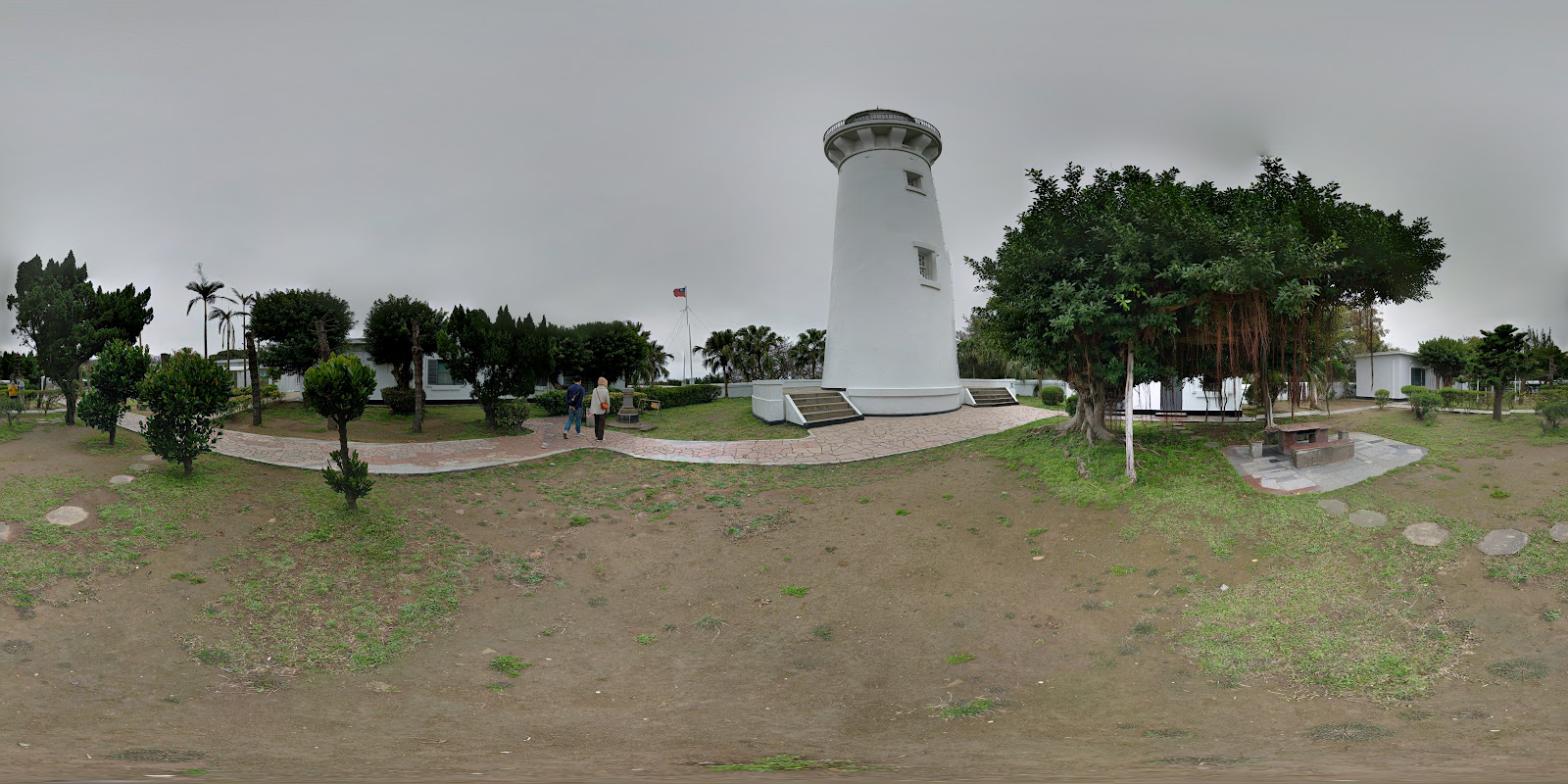 白沙岬燈塔園區全景,燈塔塔身與周圍綠樹步道配樓