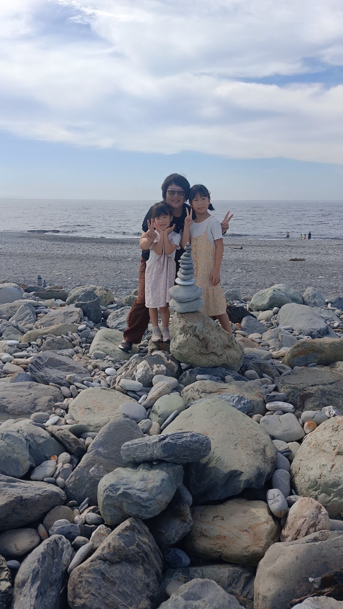 台東海濱公園礫石海灘,一家人在海邊堆石塔合影
