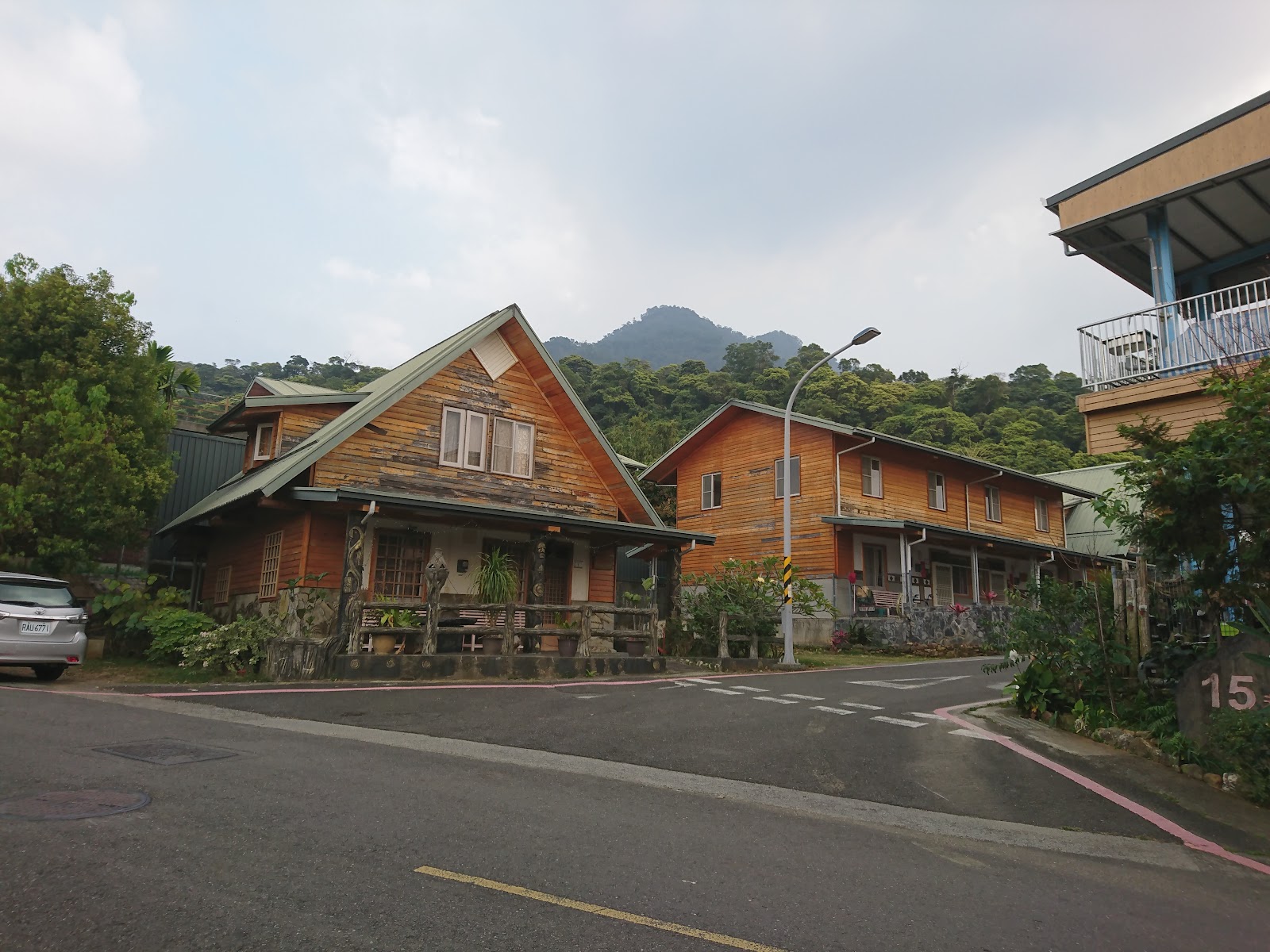 禮納里永久屋社區街景，橘紅屋頂獨棟住宅整齊排列，屏東瑪家鄉排灣族魯凱族部落