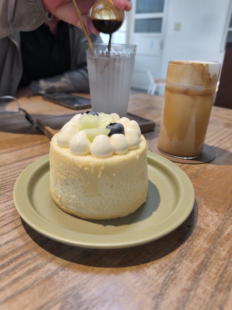 Subi coffee&bakery 蛋糕與咖啡上桌畫面