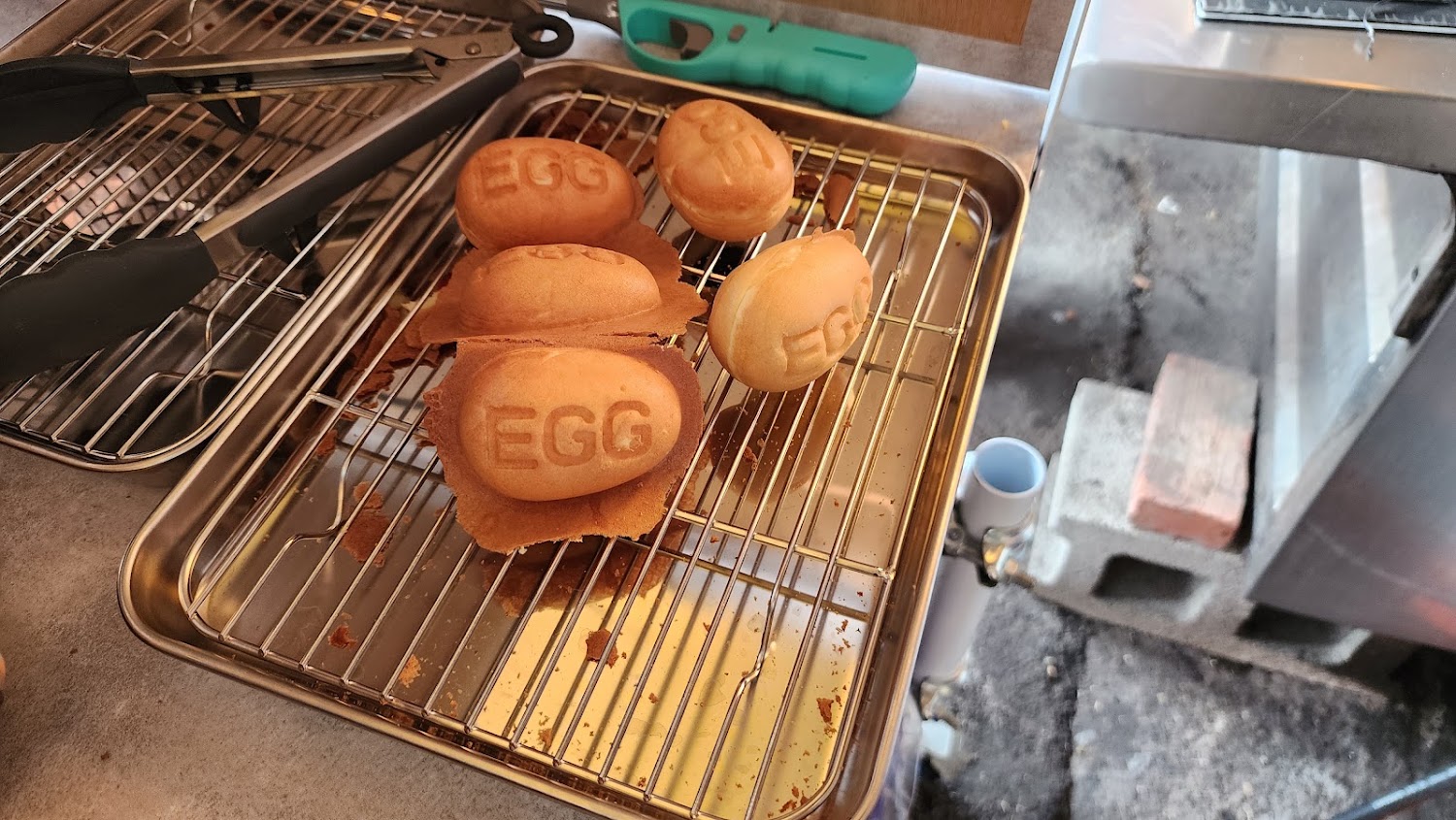 剛出爐的EGG字樣雞蛋糕放在烤盤上