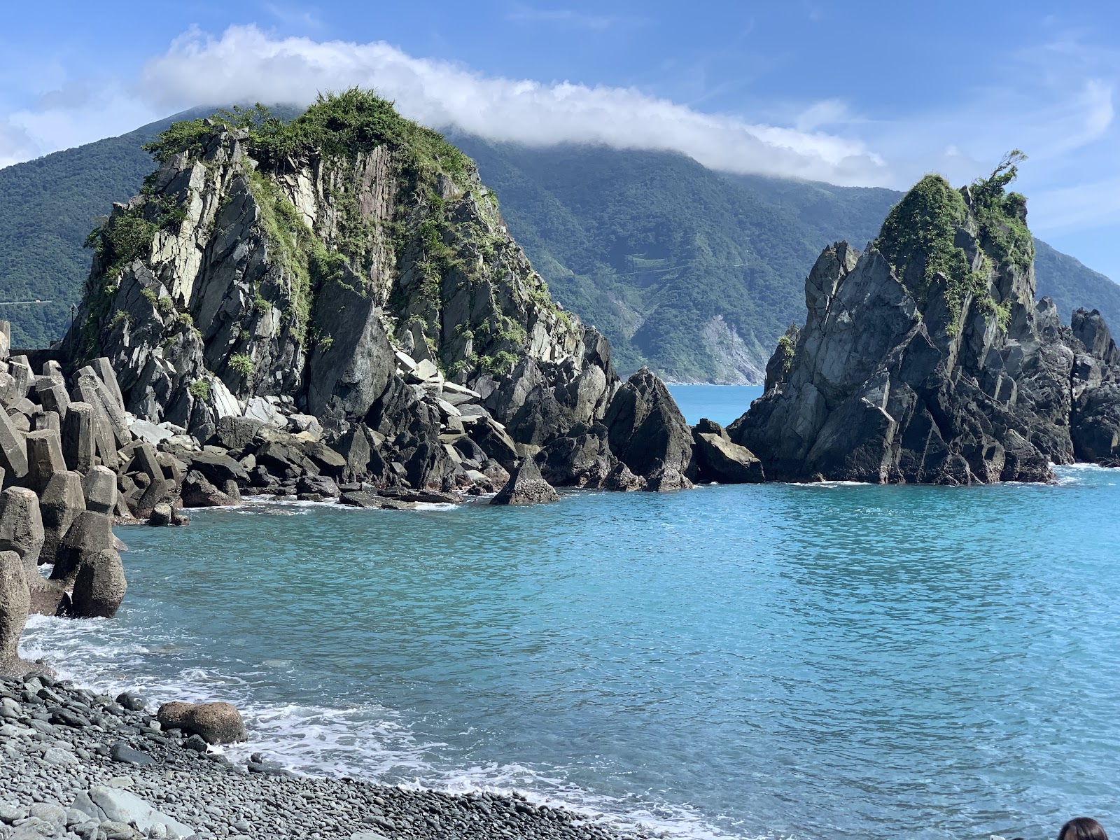 粉鳥林玄武岩柱近景,規整的六角岩柱密集排列,碧藍海水為背景