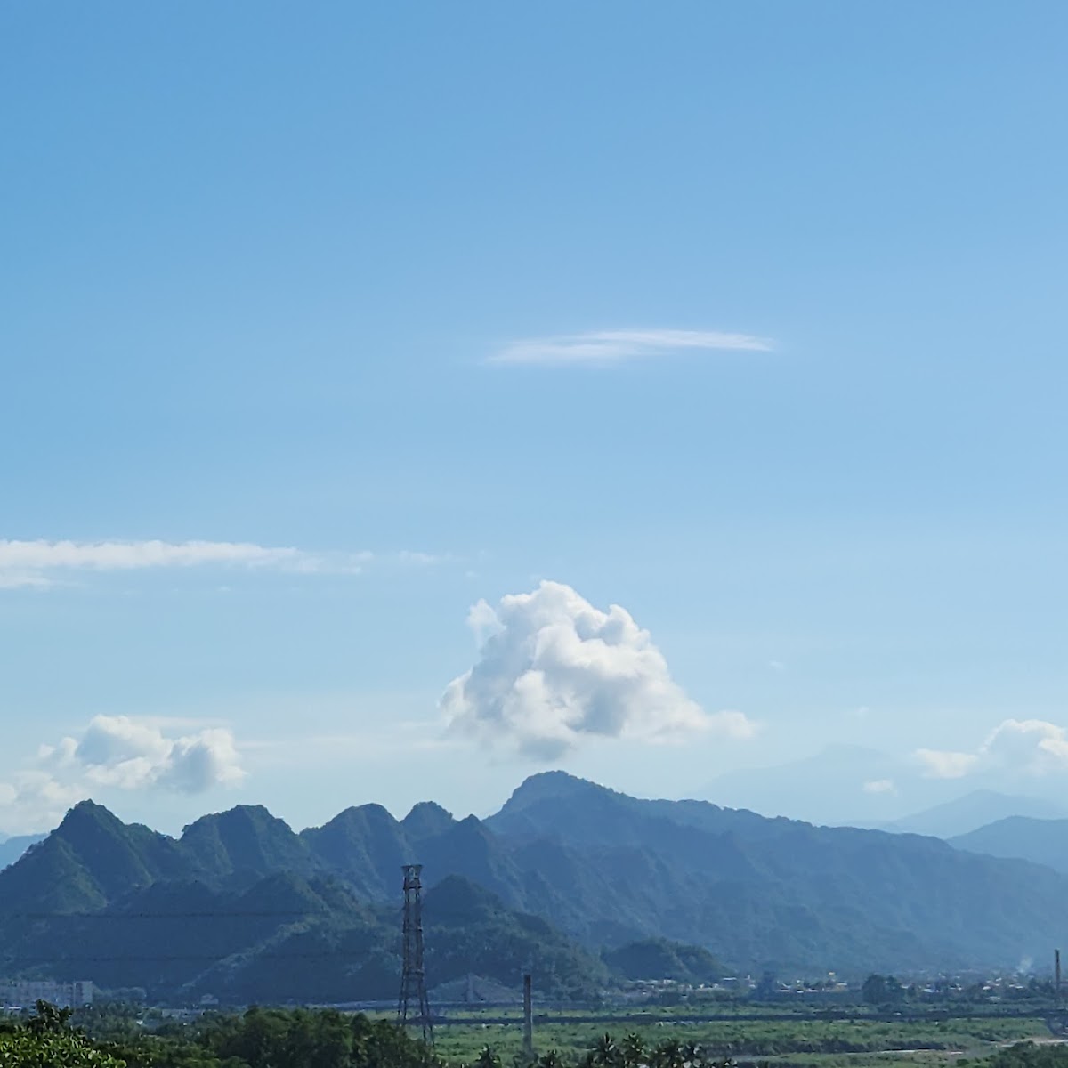 旗山地區山景遠眺，藍天白雲與連綿山嶺