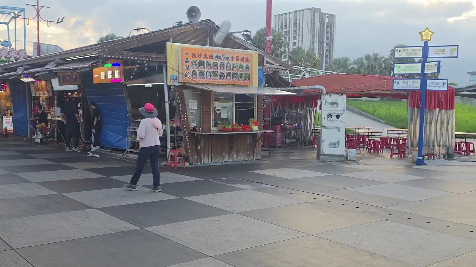 花蓮東大門夜市傍晚廣場景象,一品茶館與開市前的寧靜