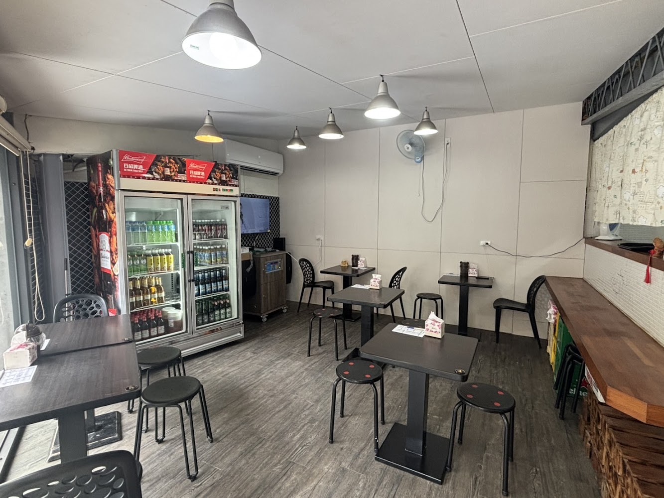 漁村小吃店內空間明亮整潔