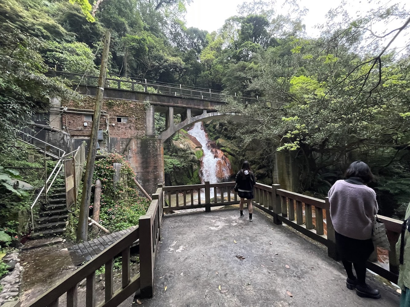 觀景台前方瀑布與橋景