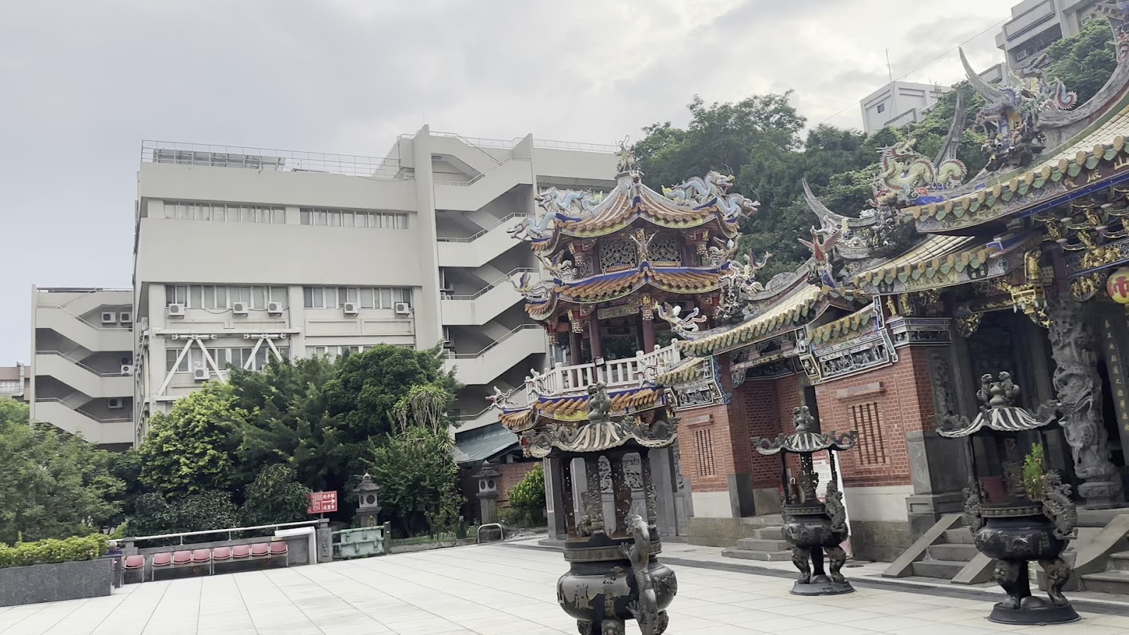 頂泰山巖廟宇側角度,前景有銅製大香爐,廟頂鳳凰龍形雕飾細膩精美