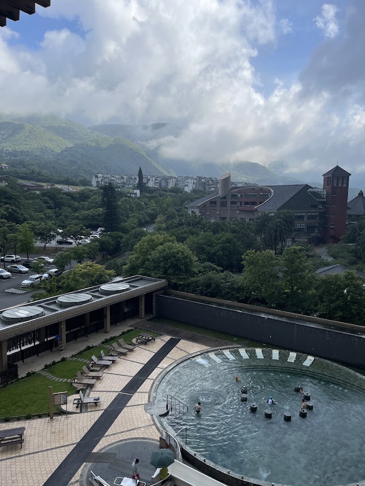 露天圓形溫泉池與山景環境