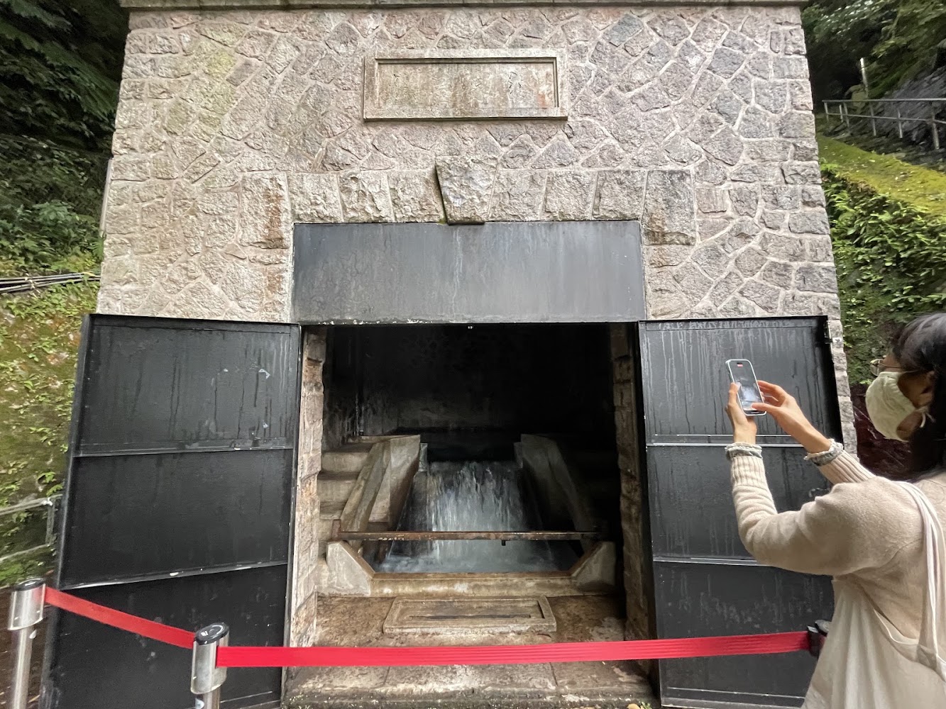 石塊砌成建築與中央大門內水流裝置